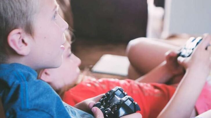Jogar videogame faz bem à saúde mental, aponta estudo
